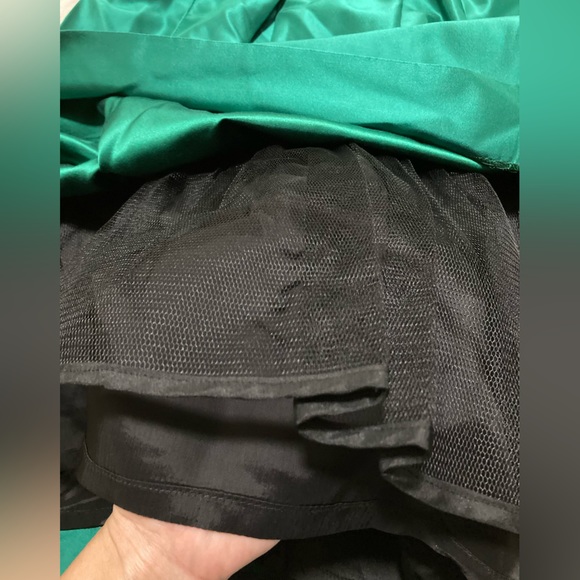 Freda’s Emerald Green Satin High Waist Knee Length Pleated Midi Skirt - size 8 - Picture 4 of 7